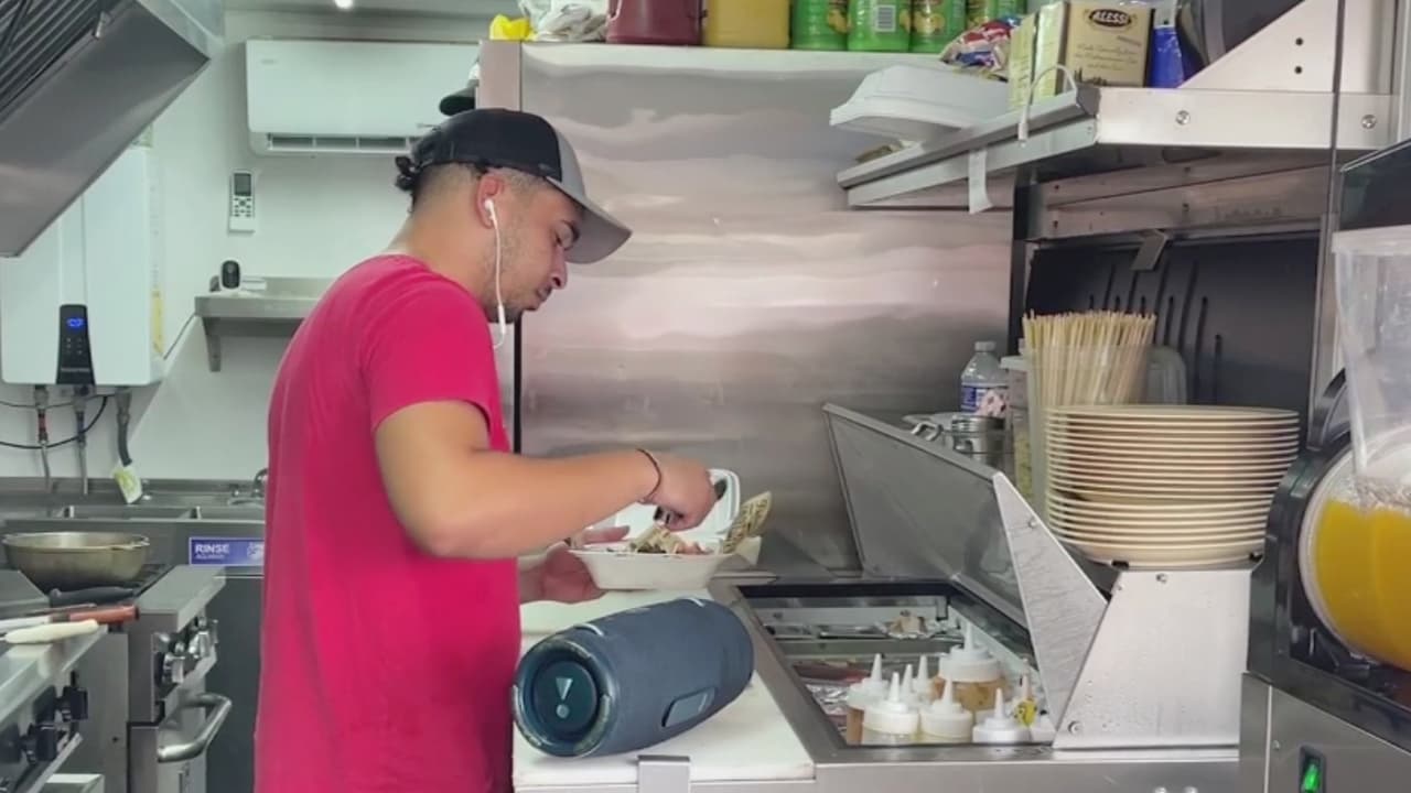 Así enfrentan el calor los trabajadores de camiones de comida en el centro de Florida