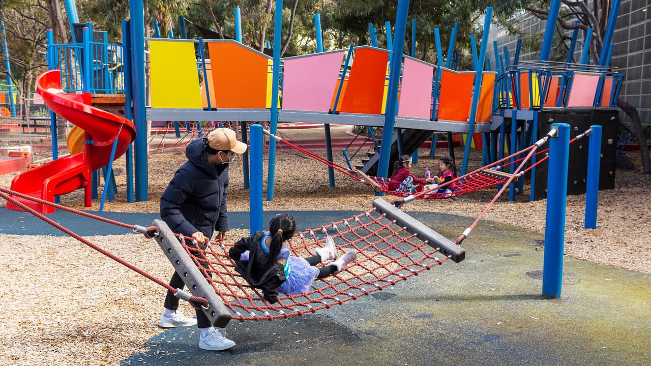 ¿Es seguro llevar a tus hijos? California permite reabrir zonas de juegos infantiles en parques del estado