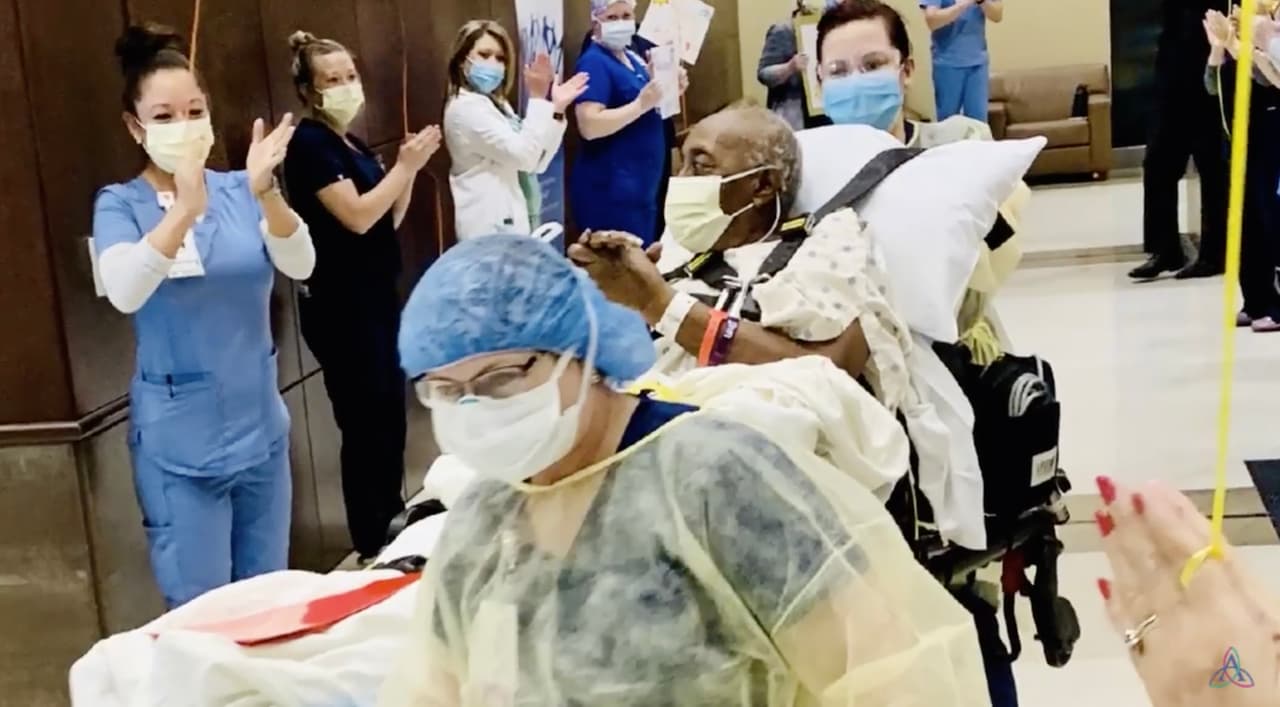 Mujer se recupera del coronavirus y su equipo médico hace una fiesta en el hospital