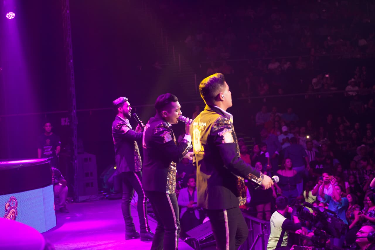 Los más esperados de la noche fueron Edwin Luna y La Trakalosa de Monterrey quienes abrieron su show con “El Corrido de Monterrey” y “Mi Padrino el diablo”, éste último tema puso de pie a los asistentes quienes divertidos corearon de principio a fin dicha canción.