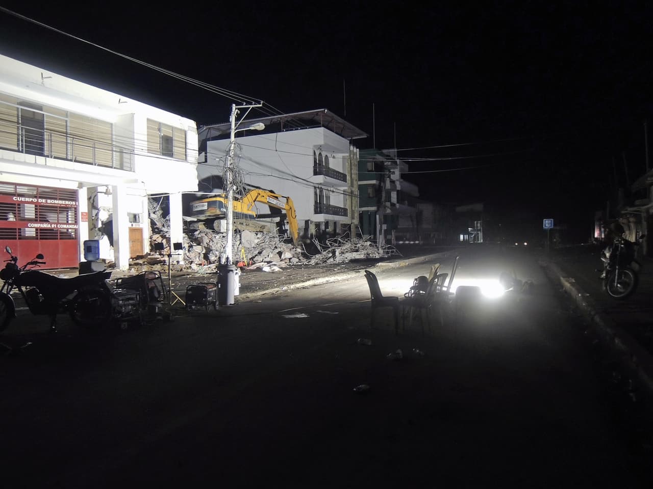 La localidad ecuatoriana Bahía aún no cuenta con servicio eléctrico. Algunos vecinos no han podido entrar a sus casas porque desconocen el estado en el que quedaron después del devastador terremoto.