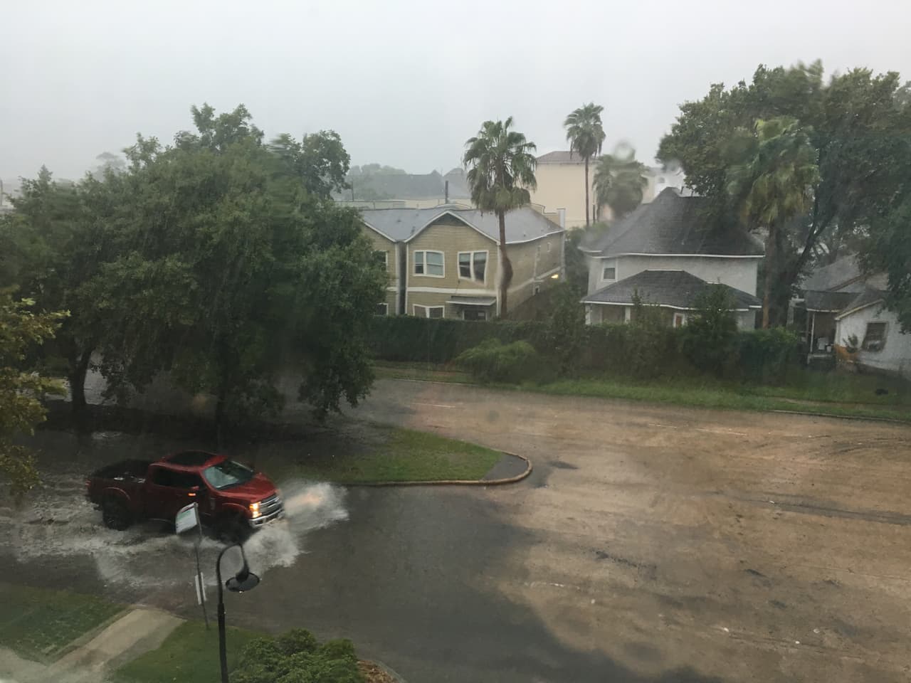 Una calle anegada en el centro de Houston. El alcalde Turner aseguró que la ciudad está ahora mejor preparada para batallar con inundaciones que cuando Harvey.
