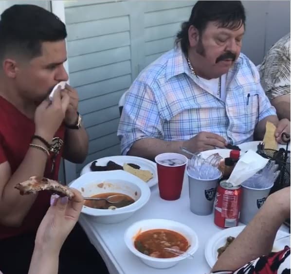 Además de buen cocinero, Larry Hernández es un excelente anfitrión y seguido recibe en su casa a sus amigos para invitarlos a comer o a cenar, como aquí que lo vemos al lado del llamado 'Rey del acordeón', don Ramón Ayala.