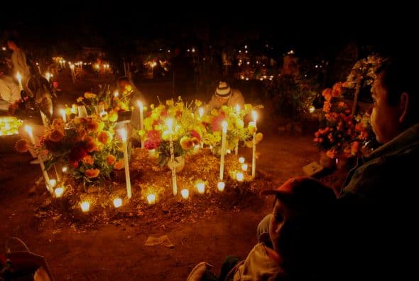 Nada detiene la escalofriante tradición mexicana de convertir estos sitios, llenos de misterio y terror en otras culturas, en lugares de comida, fiesta y música durante el día de muertos.
