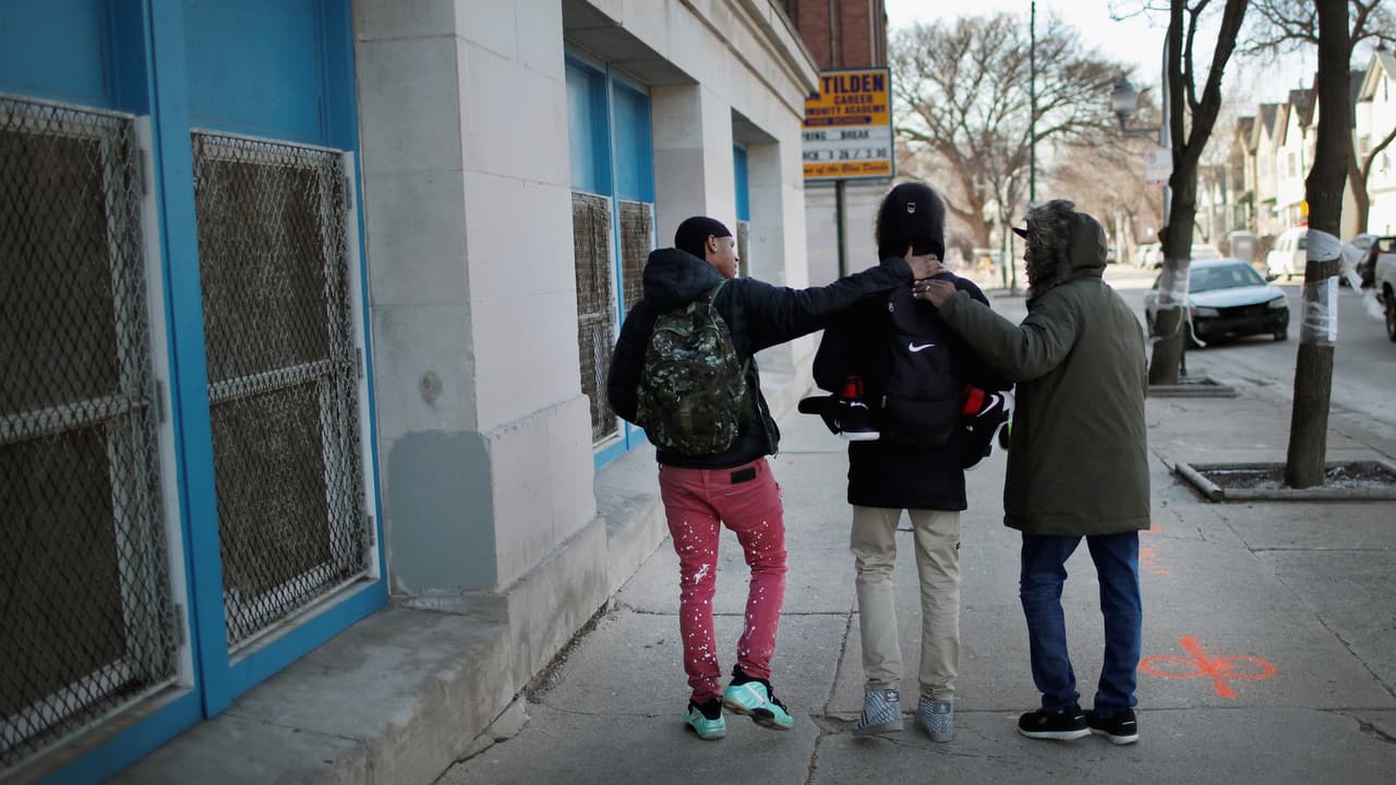 <b>¿Qué pasará en la huelga con los maestros y los estudiantes?</b>
<br>Los maestros se irán a paro laboral–junto con los trabajadores mencionados previamente–. Por parte de los estudiantes, podrán seguir yendo a la escuela.
<a href="https://www.univision.com/local/chicago-wgbo/lightfoot-tiene-un-plan-en-caso-de-que-sucedan-las-tres-huelgas-en-chicago-durante-octubre">Lori Lightfoot dijo que miembros no sindicalizados irán a las escuelas.</a>