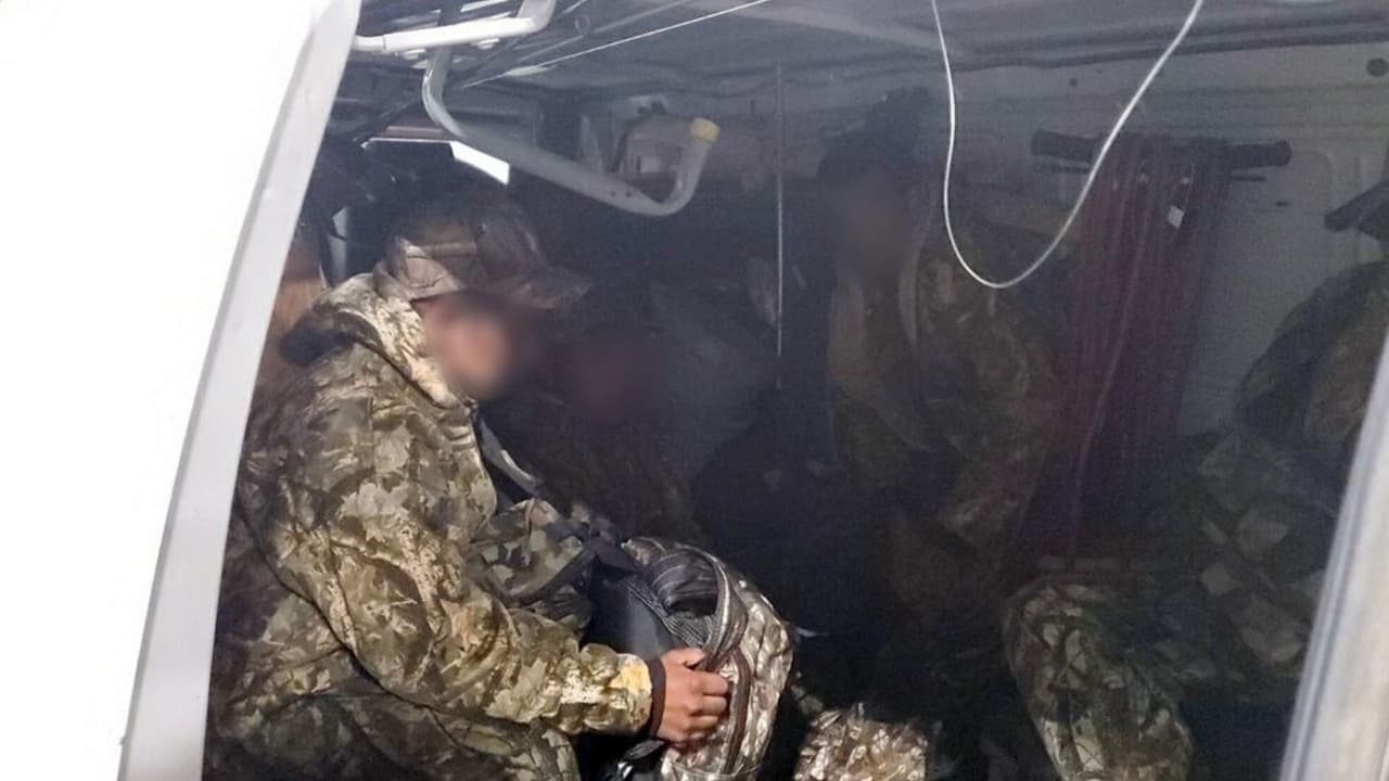 Agentes de la estación de Tucson arrestaron a un conductor ciudadano estadounidense que intentaba traer al país a 12 migrantes escondidos en una camioneta de carga o van y cruzarlos a través del puesto de control de inmigración de la ruta estatal 86.