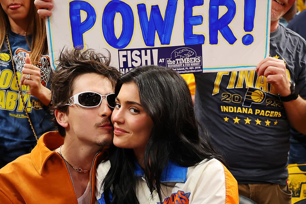 Además de su amor, el actor Timothée Chalamet y la millonaria empresaria Kylie Jenner presumieron que son
<b> fanáticos de los Knicks</b>, a pesar de estar 
<b>rodeados de los fans de los Pacers.</b>