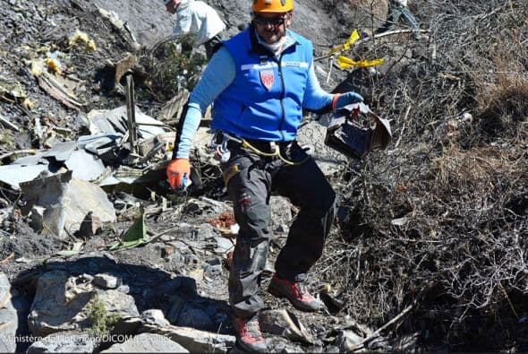 Los especialistas trabajan en condiciones desafiantes. (Ministerio del Interior francés/DICOM/F. Pellier).