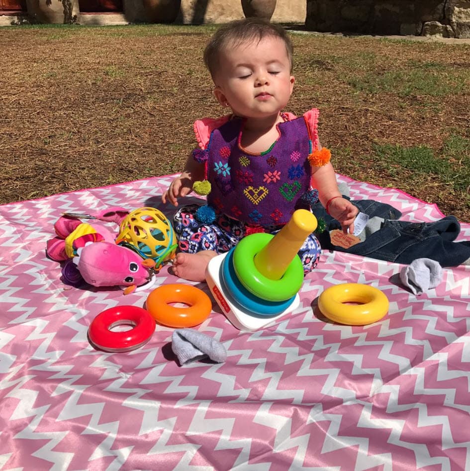 Además le enseña a convivir con la naturaleza, por eso la saca a tomar el sol, pero siempre con cuidados.