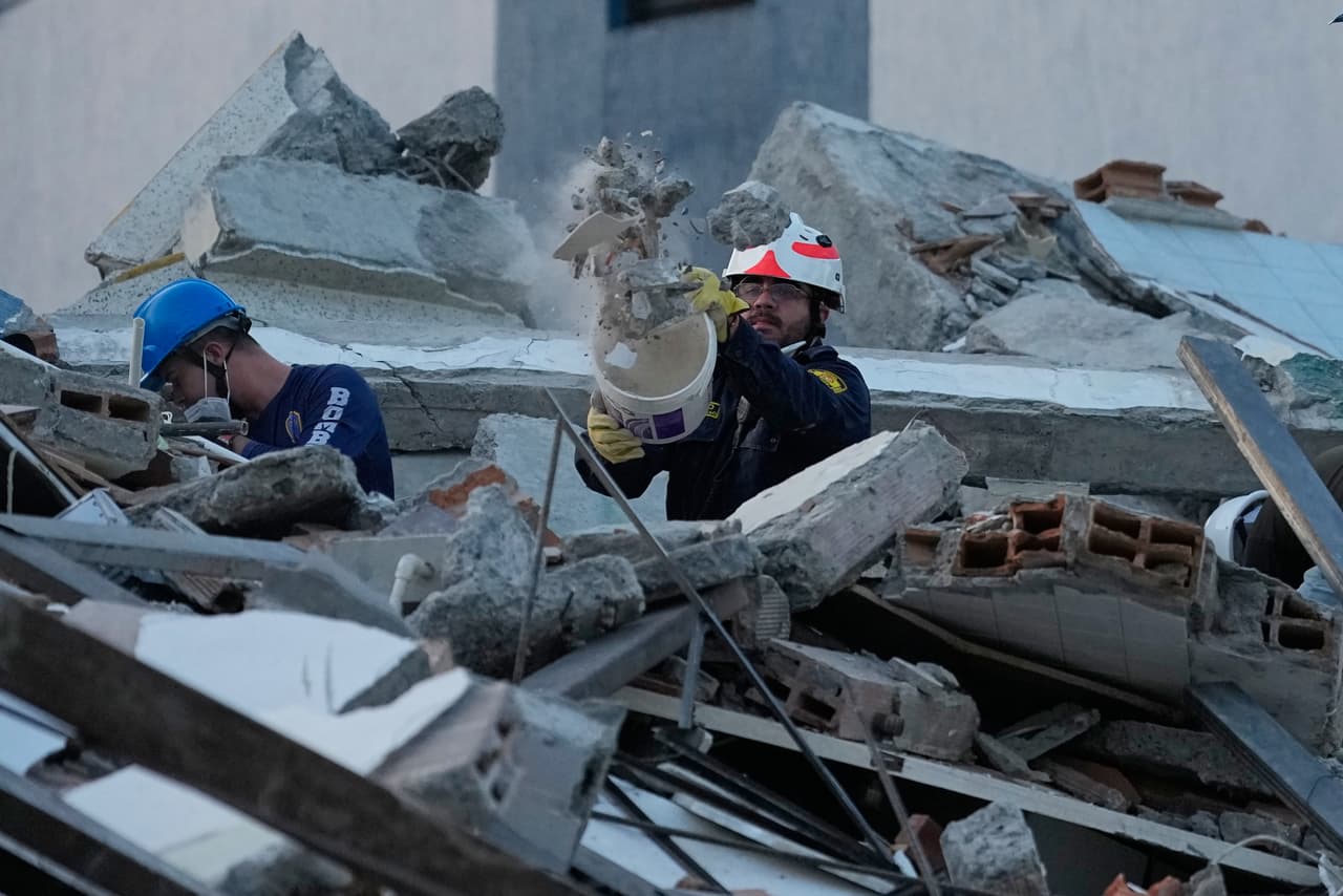 "Estamos haciendo todas las labores pertinentes para sacar a la gente con vida (...) Ha venido mucha gente, con dotaciones, con comida, ayudando a los bomberos, ayudando a las personas", dijo Andrés Felipe Mejía, un rescatista voluntario.