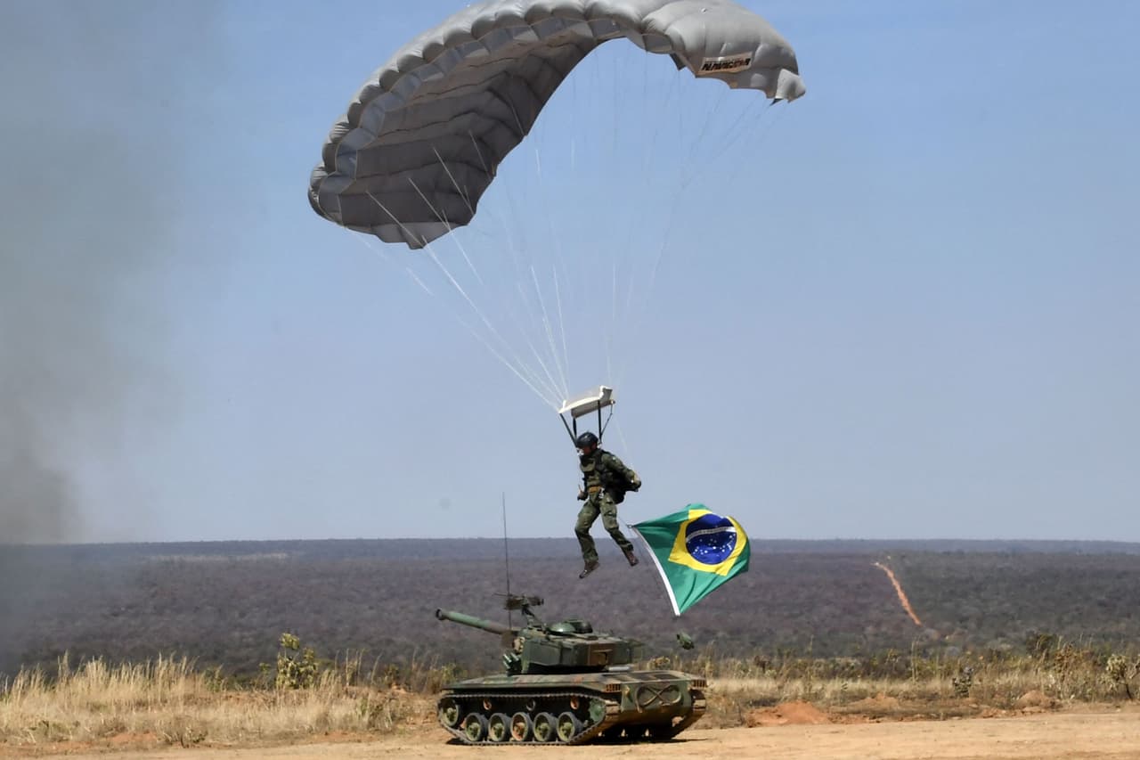 <b>Puesto 10. Brasil</b>
<br>
<br>
<b>Índice de Poder: 0.1695 puntos.</b>
<br>
<br>Población: 213 millones de habitantes.
<br>
<br>Personal militar: 2,100,000 hombres. 360,000 activos y 1,340,000 reservistas.
<br>
<br>Fuerza aérea: 679 aeronaves. 42 aviones caza y 179 helicópteros.
<br>
<br>Fuerzas Terrestres: 439 tanques, 1,958 vehículos armados y 78 lanzacohetes.
<br>
<br>Fuerzas navales: 112 naves. 0 portaaviones, 0 destructores y 7 submarinos.
<br>
<br>Presupuesto anual de defensa: 18,785 millones de dólares.
<br>