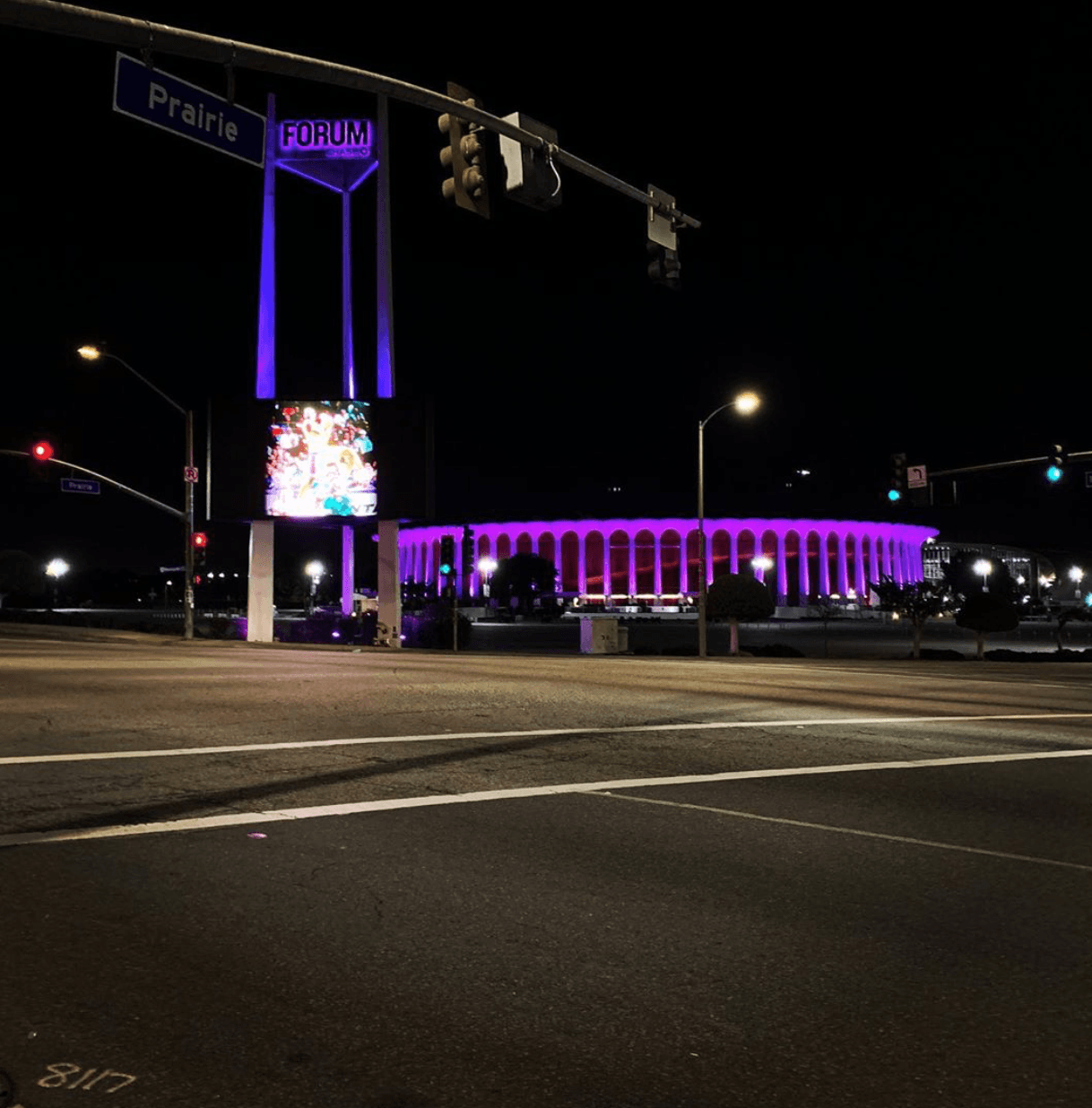 El Forum de
<a href="https://www.univision.com/local/los-angeles-kmex/">Los Ángeles</a> también fue escenario de estelares jugadas en 1998 este fue el escenario del encuentro entre LA Lakers y Chicago Bulls en donde
<a href="https://www.univision.com/temas/kobe-bryant">Kobe</a> jugó contra Michael Jordan.