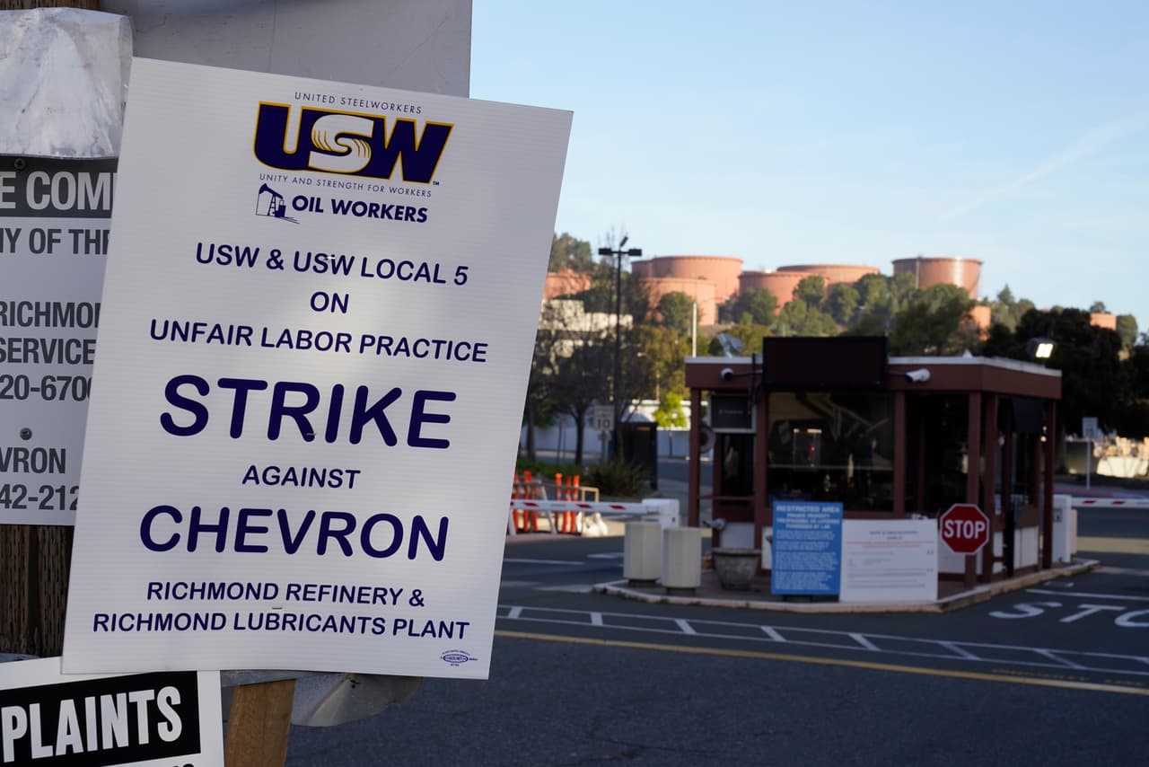 Chevron dijo que las demandas del sindicato en Richmond "
<b>excedieron lo que la compañía cree que es razonable y fueron más allá de lo acordado como parte del acuerdo de negociación de patrón nacional".</b>
<br>