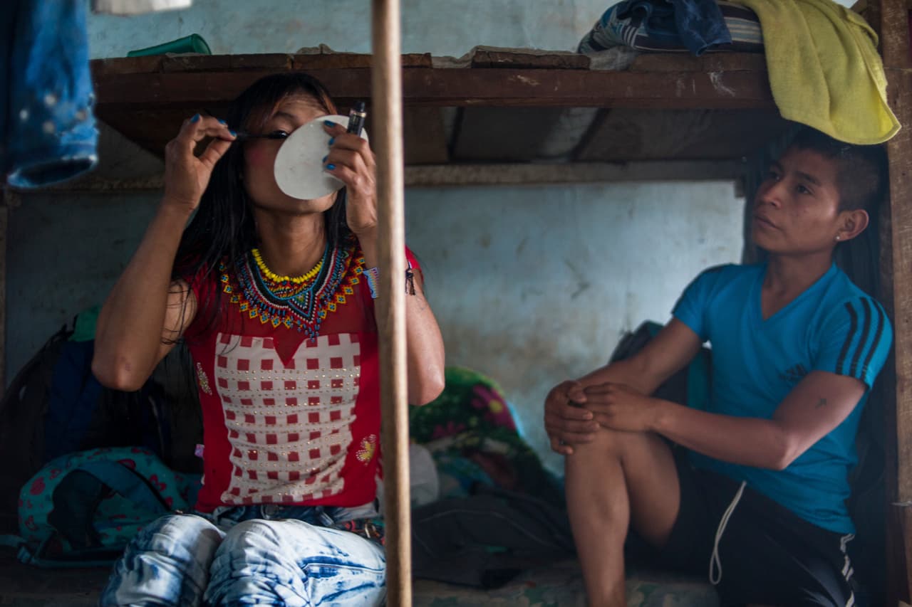 Eliana se maquilla en una litera del ‘cuartel’, el cuarto que comparte con sus compañeras en la hacienda cafetera.