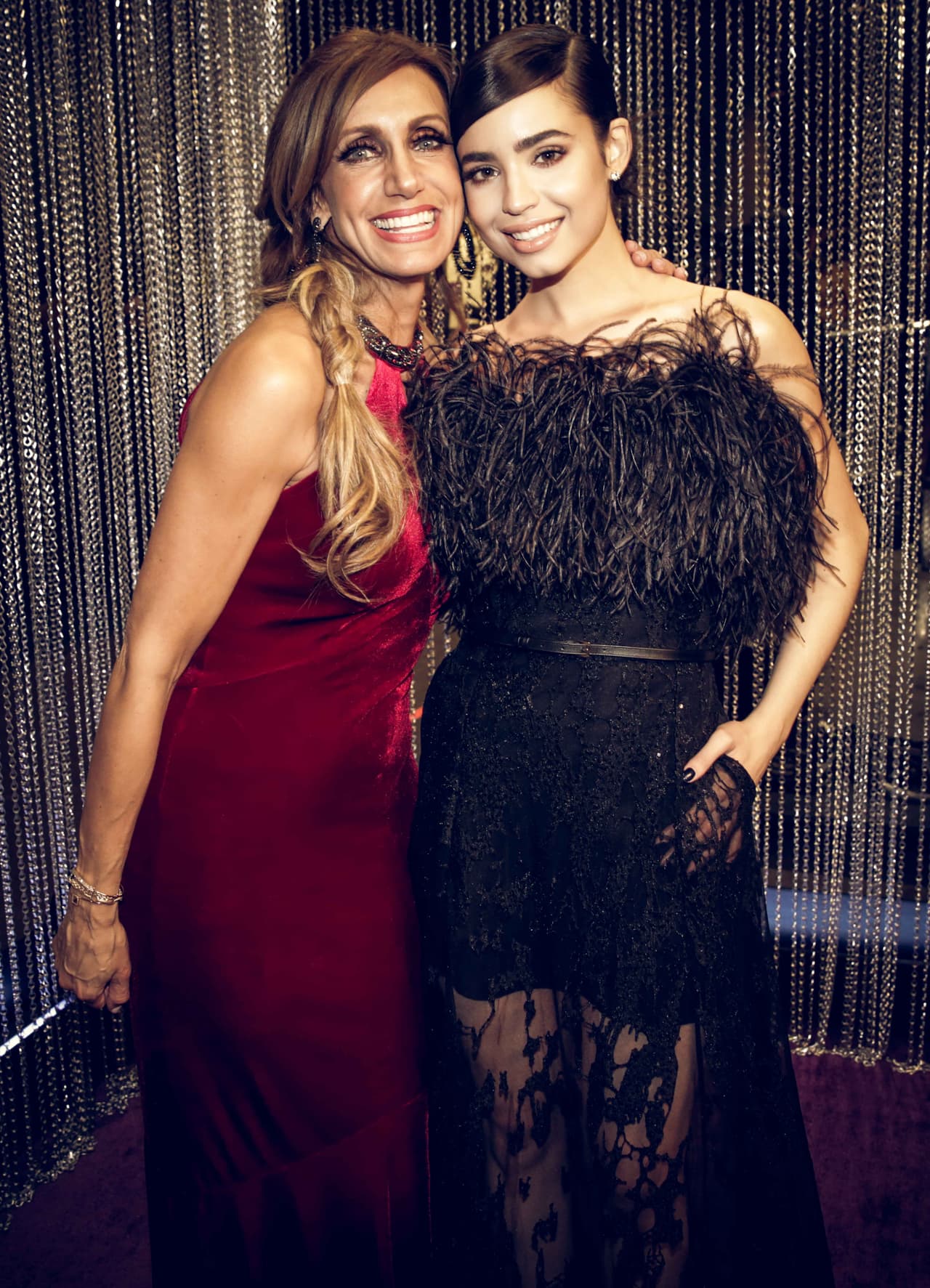 Lili y Sofía Carson pasándola bien en el detrás de cámaras.