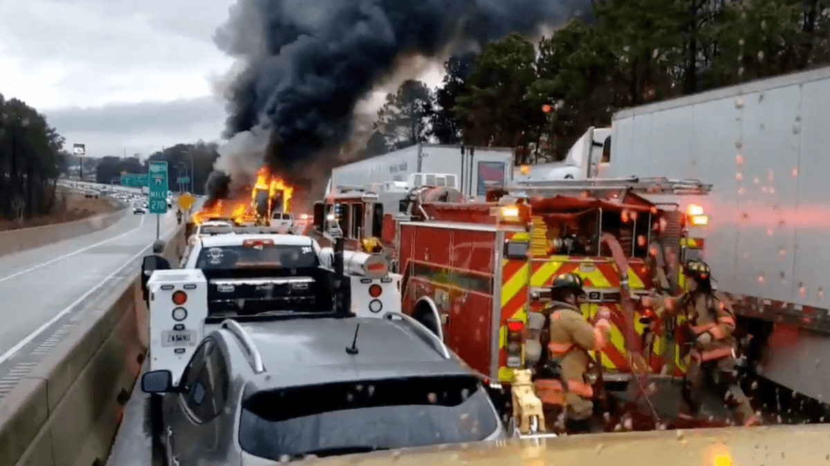 Según el Departamento de Transporte de Georgia, nueve automóviles y siete tractocamiones estuvieron involucrados en el incidente fatal, que ocurrió alrededor de las 11:15 am.