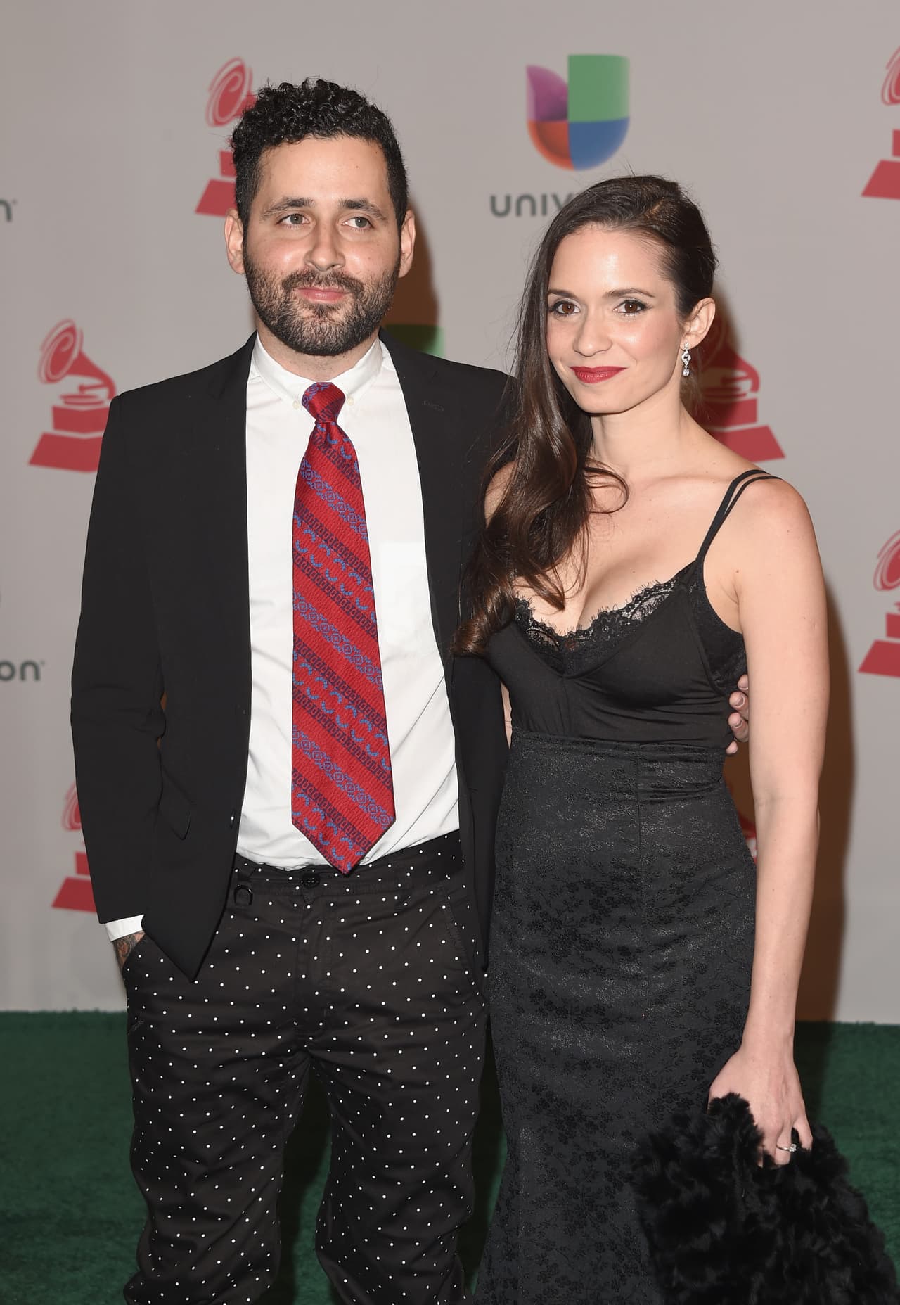 El exintegrante de Calle 13, Eduardo Cabra, y la cantante cubana Diana Fuentes, estuvieron casados por seis años y aunque parecían una pareja muy estable, en 2017 Fuentes confirmó la separación. Actualmente, ambos artistas se encuentran nominados al Latin GRAMMY por la canción 'La Fortuna'. Diana, a mejor Mejor Canción del Año; y su ex, a Mejor Productor del Año. En la foto, la pareja posaba feliz en la entrega del galardón en 2014, en Las Vegas, Nevada.