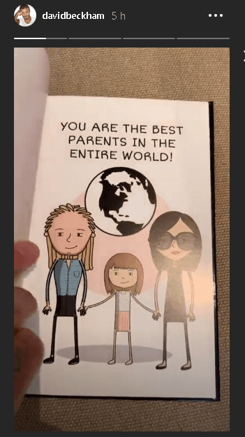 "
<b>Ustedes son los mejores papás en todo el mundo</b>", continúa la historia, en la que además, David y Victoria fueron ilustrados con sus diferentes atuendos.