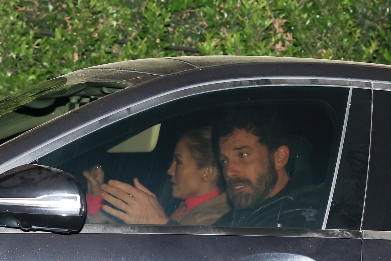 Aunque no han confirmado abiertamente que retomaron la relación que terminaron hace 17 años,
<b><a href="https://www.univision.com/temas/jennifer-lopez"> Jennifer López y Ben Affleck</a></b> siguen dando muestra de que la chispa entre ellos se encendió.
<br>