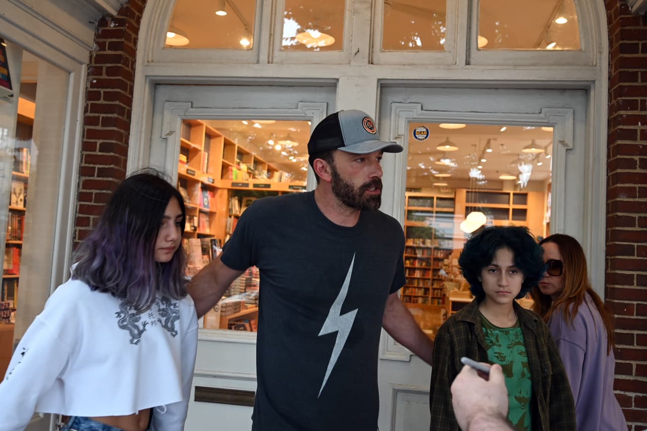 Emme, una amiga de ella y Affleck fueron vistos saliendo de una librería la tarde del pasado martes 6 de julio. 
<br>