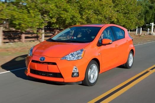 Toyota Prius C 2015- Este llegó para compartir la cartelera de autos eficientes de la marca junto a todas las variantes del modelo. Este hatchback de 3.99 metros de largo y baja estatura saca ventajas con respecto a sus competidores por su aerodinámica, las dimensiones del interior y el espacioso maletero.