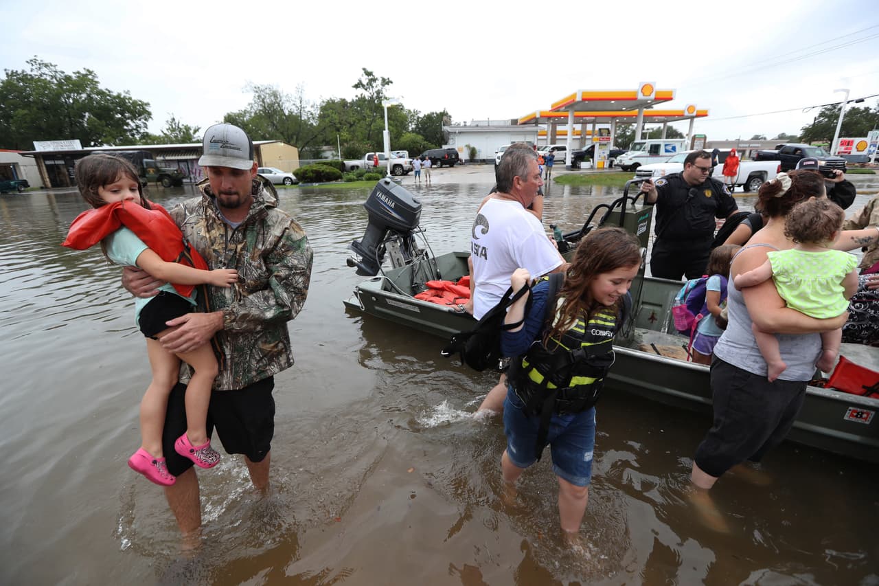 Vecinos utilizan sus botes personales para rescatar a los residentes de Friendswood, al sureste de Houston.
