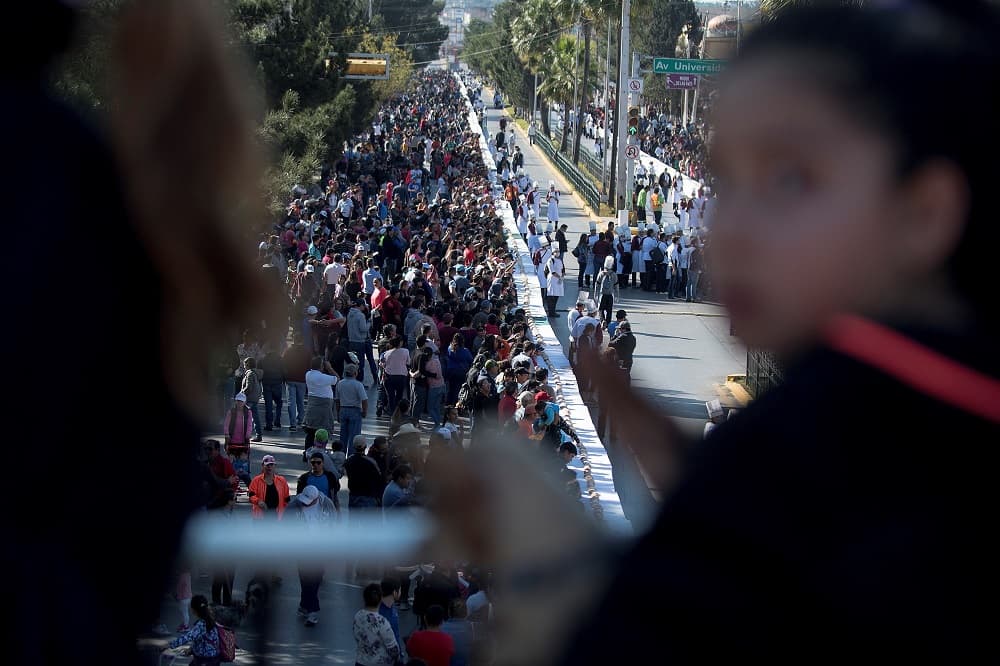 En Saltillo, capital del norteño estado de Coahuila, la universidad recibió el apoyo de la municipio para la fabricación de esa repostería. La universidad tiene la tradición, desde hace unos cinco años, de fabricar enormes roscas de Reyes, pero esta supuso todo un reto por su magnitud, explicó Rolando Franco, director de Vinculación de la universidad.