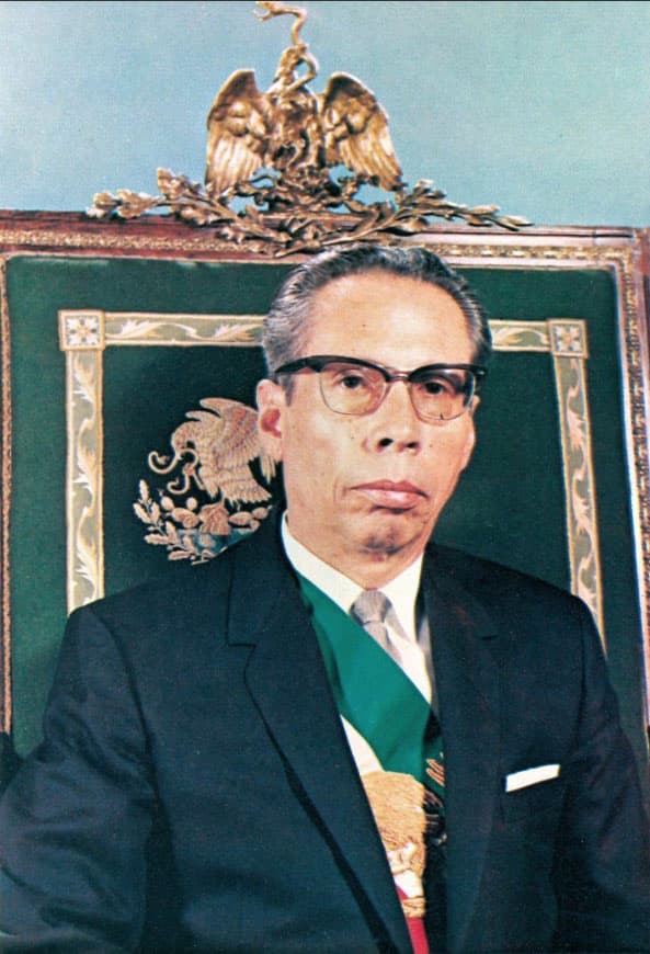 Este mandatario político es 
<b>mayormente recordado por la matanza estudiantil del 2 de octubre de 1968 en Tlatelolco</b>, donde murieron 500 estudiantes que pedían libertad a presos políticos y la eliminación del autoritarismo.