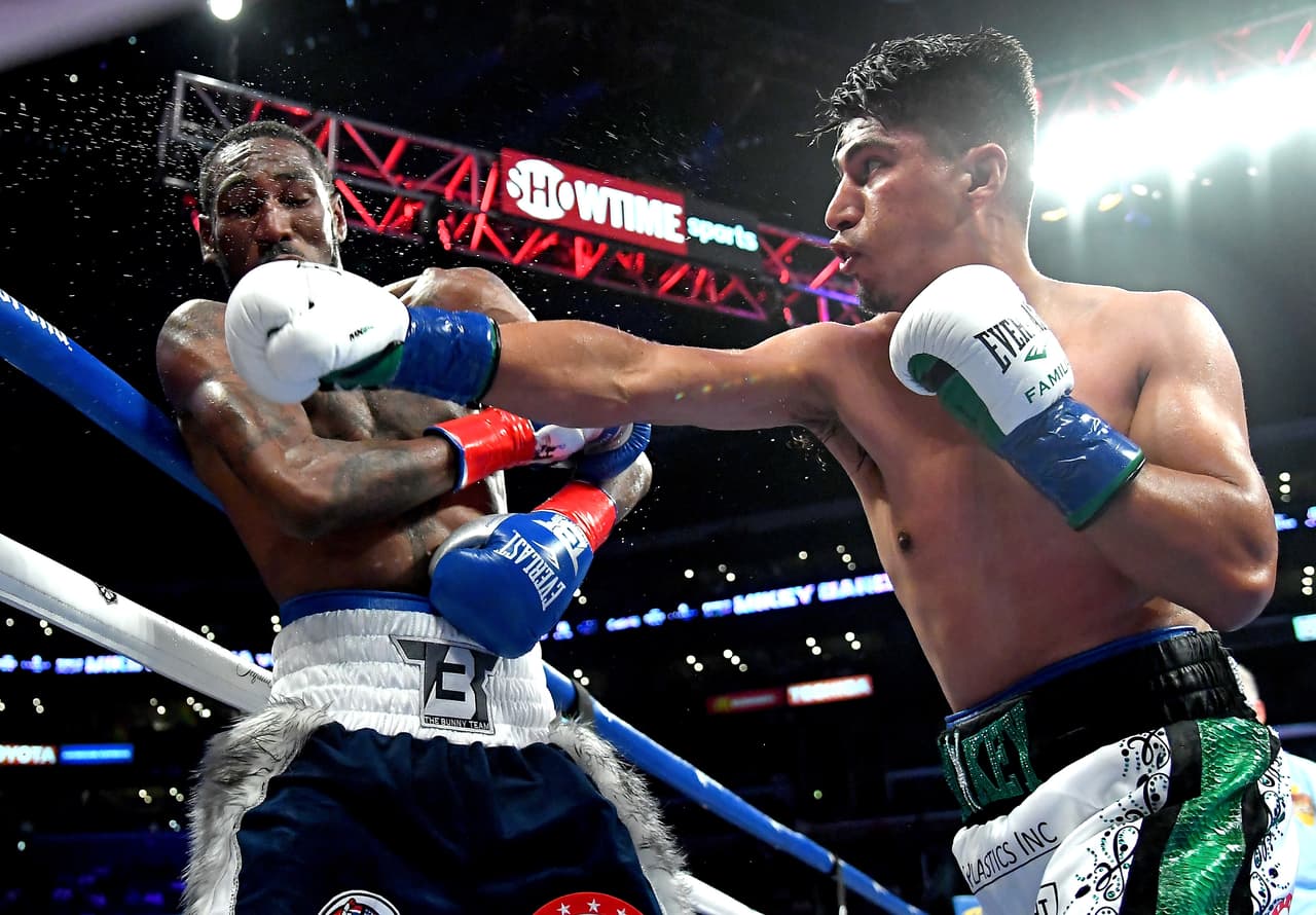 En la segunda mitad de la pelea, salvo los escasos momentos de rebelión que quiso mostrar Easter, no quedó la menor de las dudas de que la sartén la tenía Mikey bien tomada por el mango.