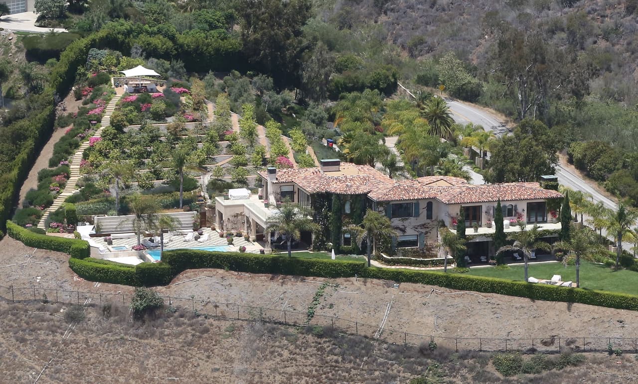 La propiedad es más pequeña que la residencia oficial de Kylie Jenner, en Hidden Hills, Los Ángeles, que cuenta con 13,200 pies cuadrados, mientras que ésta tiene 11,622.