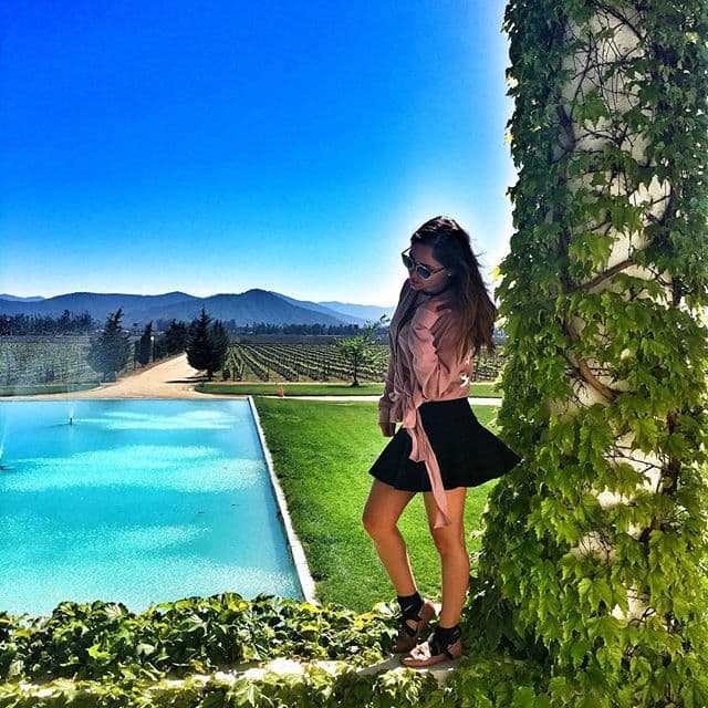 También dio un paseo por un hermoso viñedo.