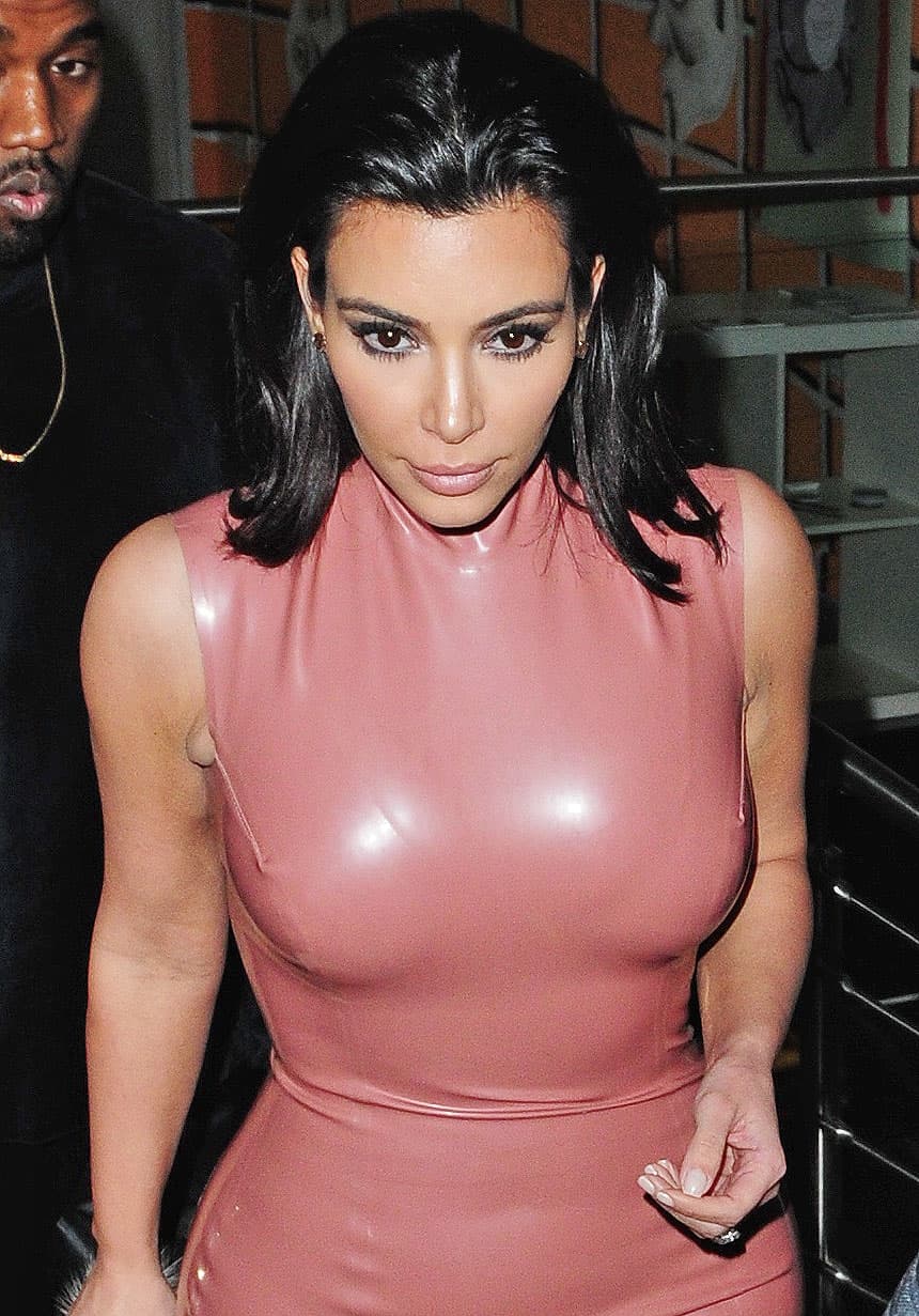 En Estados Unidos la publicación de esta revista ha causado gran controversia al tratarse de Jacqueline Kennedy, quien fue un icono político, social, así como de estilo de vida. Pero esta ocasión no ha copiado la única vez en que la esposa de Kayne West ha imitado un look.