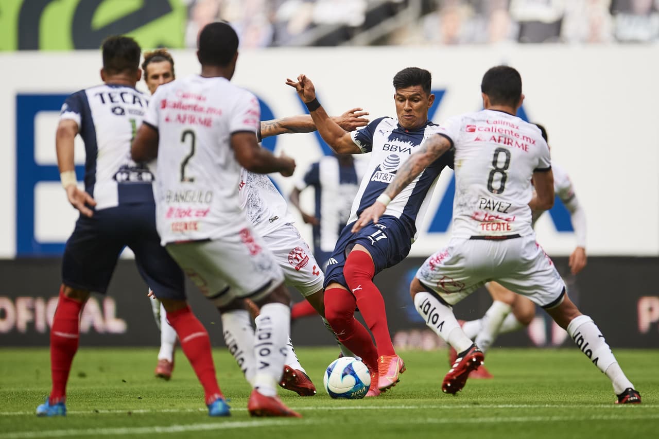 En un duelo muy cerrado, las anotaciones de Maxi Meza y Mauro Manotas hacen que Monterrey y Tijuana dividan los puntos. Los regios acumulan una racha de tres encuentros sin poder ver la victoria. Con el empate Xolos se mantiene en la cuarta posición de la tabla con 13 unidades.