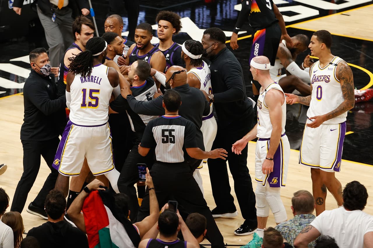<b><a href="https://www.univision.com/deportes/nba/phoenix-suns-los-angeles-lakers-juego-1-playoffs-nba">Pelea en la cancha de baloncesto: </a></b>
<br>Montrezl Harrell # 15, Alex Caruso # 4 y Wesley Matthews # 9 de Los Angeles Lakers se unen con Dario Saric # 20, Cameron Payne # 15 y Mikal Bridges # 25 de los Phoenix Suns en un altercado durante la segunda mitad del juego.