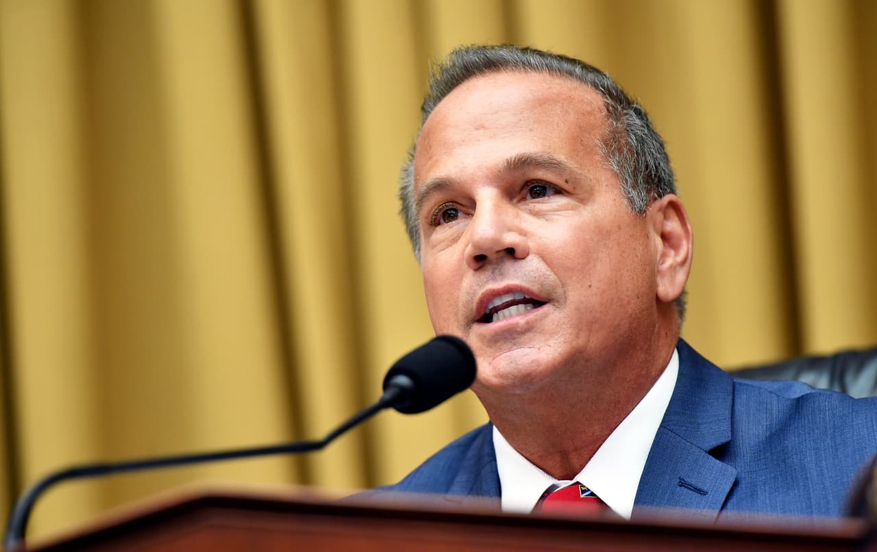 El 
<b>representante por Rhode Island David Cicilline </b>es miembro de alto rango del Comité Judicial de la Cámara Baja, donde se desempeña como presidente del Subcomité de Derecho Antimonopolio. Cicilline fue uno de los tres autores del artículo aprobado en esta ocasión contra Trump, el cual empezó a redactar mientras sucedía la toma del Capitolio.
