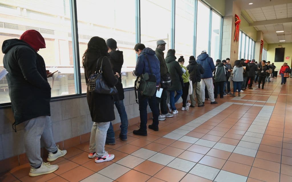 <b>Nueva York</b>. Cualquier persona residente en el estado, de 16 años o más, puede solicitar una licencia de conducir no comercial sin importar su estatus migratorio. Todos los solicitantes deben proporcionar 6 puntos de documentos que prueben la identidad, y también la fecha de nacimiento y la residencia. Además, una prueba de residencia. Si nunca se le ha concedido un número de la Seguridad Social, deberá firmar una declaración jurada en la que conste este extremo y llevarla consigo cuando presente la solicitud.
<br>Puede encontrar más información sobre cómo solicitarlo en el 
<a href="https://dmv.ny.gov/driver-license/driver-licenses-and-green-light-law" target="_blank">sitio web del DMV del Estado de Nueva York</a>.