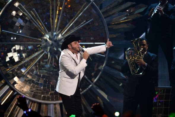 El siguiente número musical corrió a cargo de Gerardo Ortiz, que nos presentó "Quién se anima".