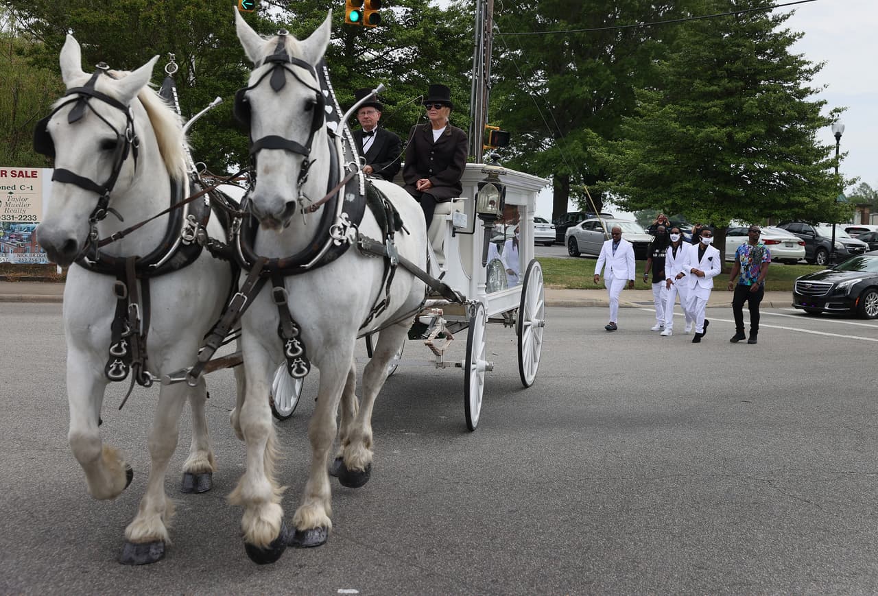 Una carruaje de caballos blancos llevó los restos de Brown hasta la iglesia Fountain of Life Church, donde se efectuó el servicio.