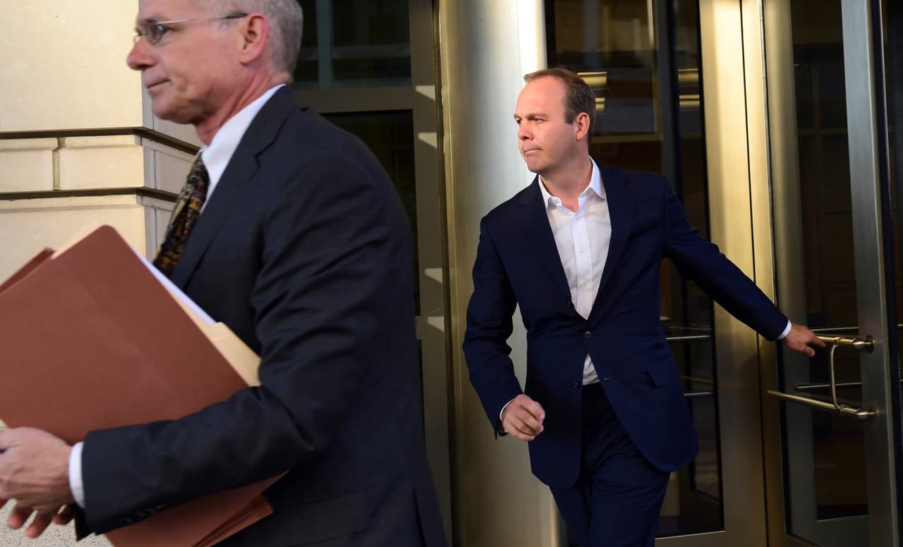 <b>Rick Gates. </b>Es 
<b><a href="http://www.univision.com/noticias/politica/acusan-a-paul-manafort-ex-jefe-de-campana-de-trump-de-conspirar-contra-eeuu-y-varios-delitos-financieros" target="_blank">socio de negocios de Manafort de desde 2006</a></b>, fue asesor de un partido político prorruso de Ucrania y ha liderado la ONG America First Policies que apoya la agenda de Trump. Al igual que Manafort, fue acusado por la oficina del fiscal especial este 30 de octubre de 12 cargos, entre ellos conspiración, blanqueo de activos, falsas declaraciones entre otros cargos. Gates se declaró no culpable de los cargos.
<br>