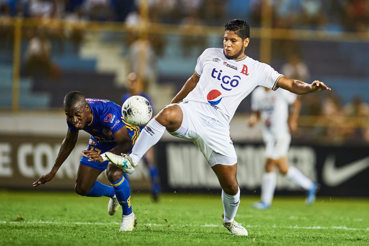Muy temprano en el partido Clavel frenó el avance de Enner Valencia con una fuerte entrada.
