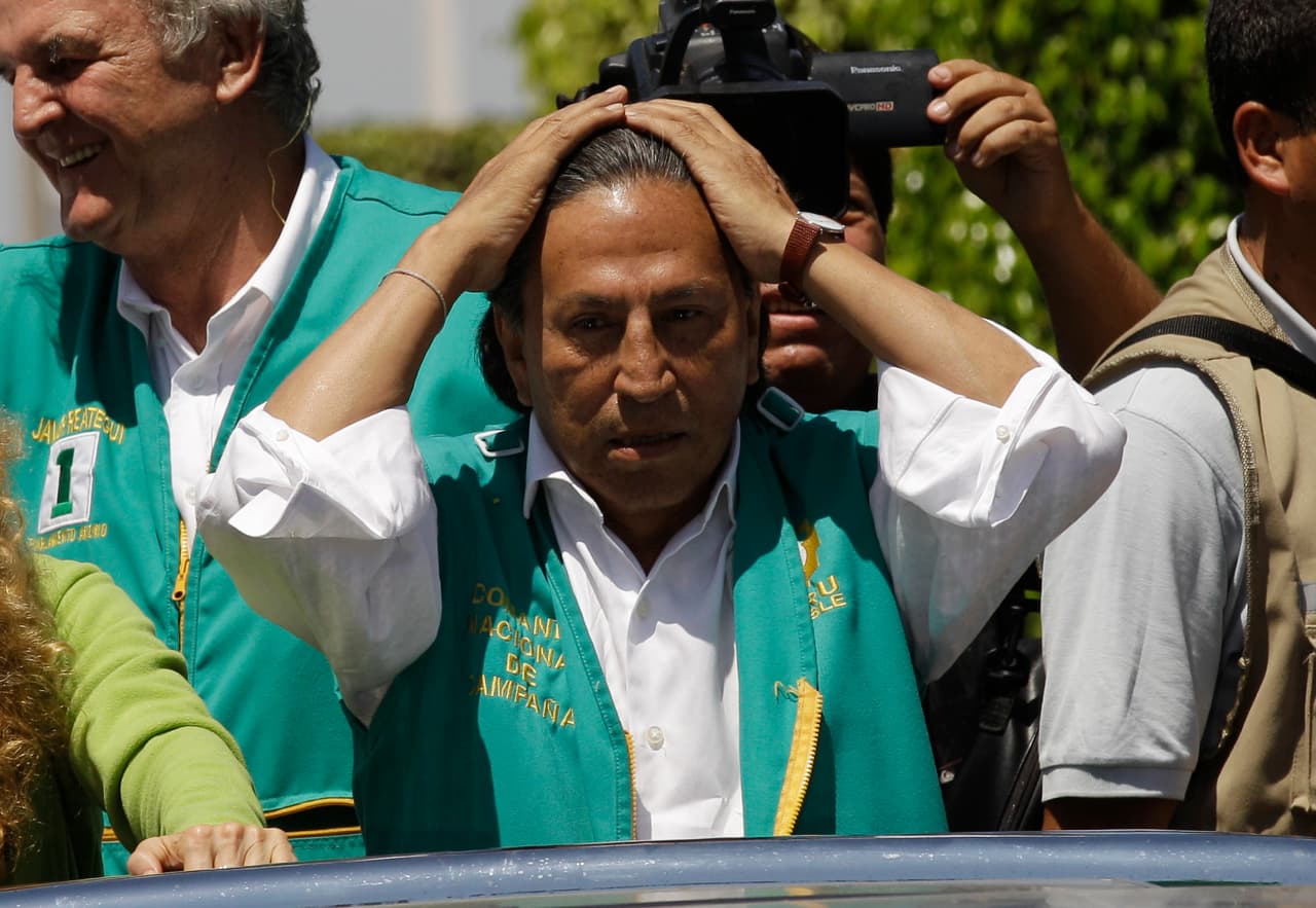 En 2017 el gobierno peruano presentó una orden de arresto con fines de extradición contra el expresidente bajo cargos de corrupción. La acusación señala a Toledo por haber recibido sobornos de más de $20 millones de la constructora brasileña Odebrecht.