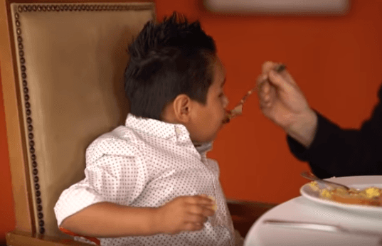 El intérprete de 'Olvídame tú' consintió al pequeño de cinco años dándole de comer en la boca.