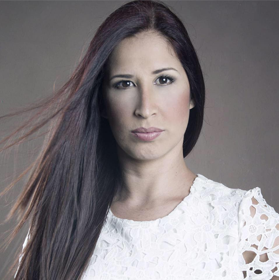 La periodista estaba transmitiendo en directo en una radio colombiana cuando fue abordada por la policía militar.