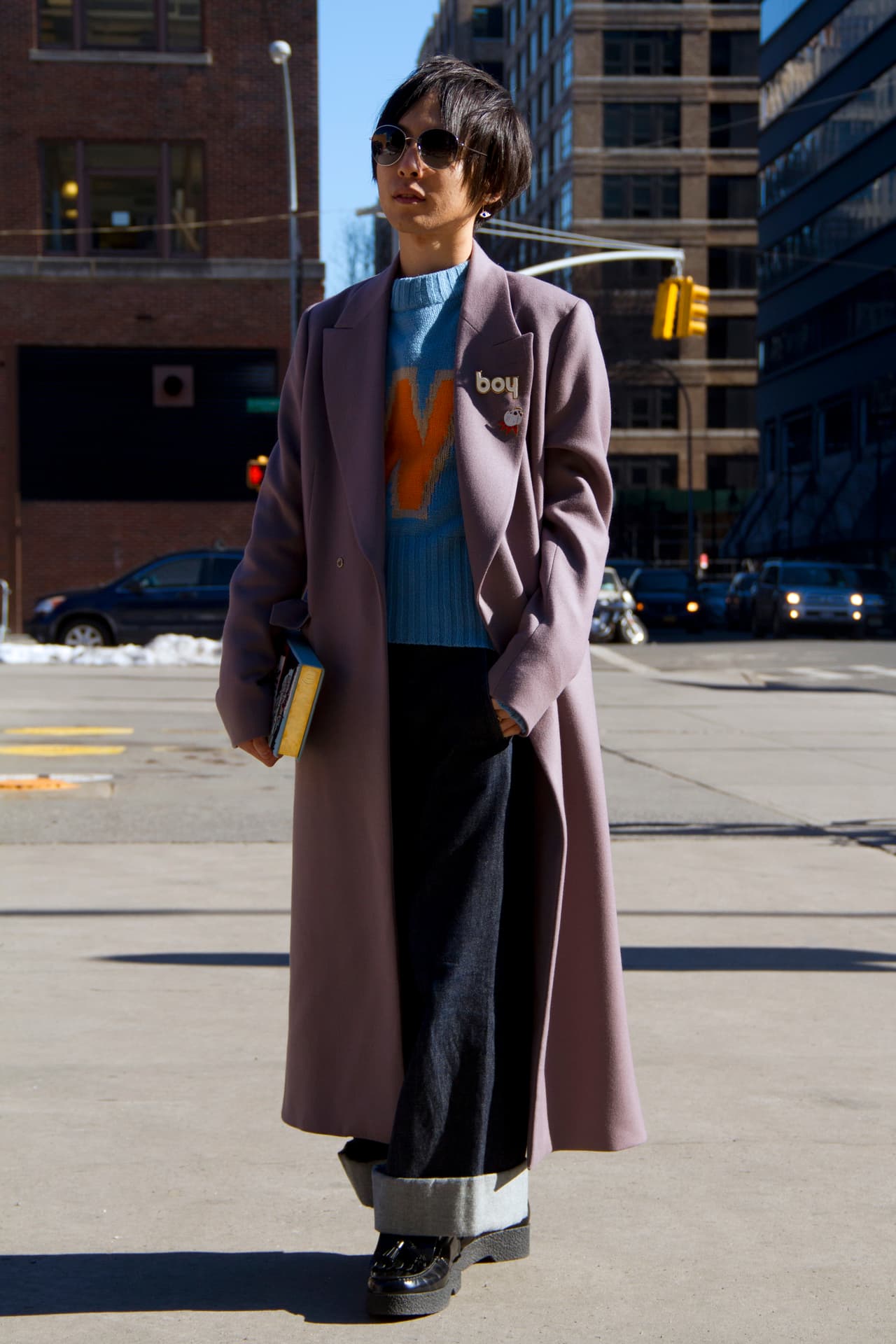 Líneas anchas y verticales, casi como si las chicas se convirtieran en muchachitos delgados que no necesitan acentuar sus curvas, esa parece ser la consigna por estos días en las calles de Nueva York.