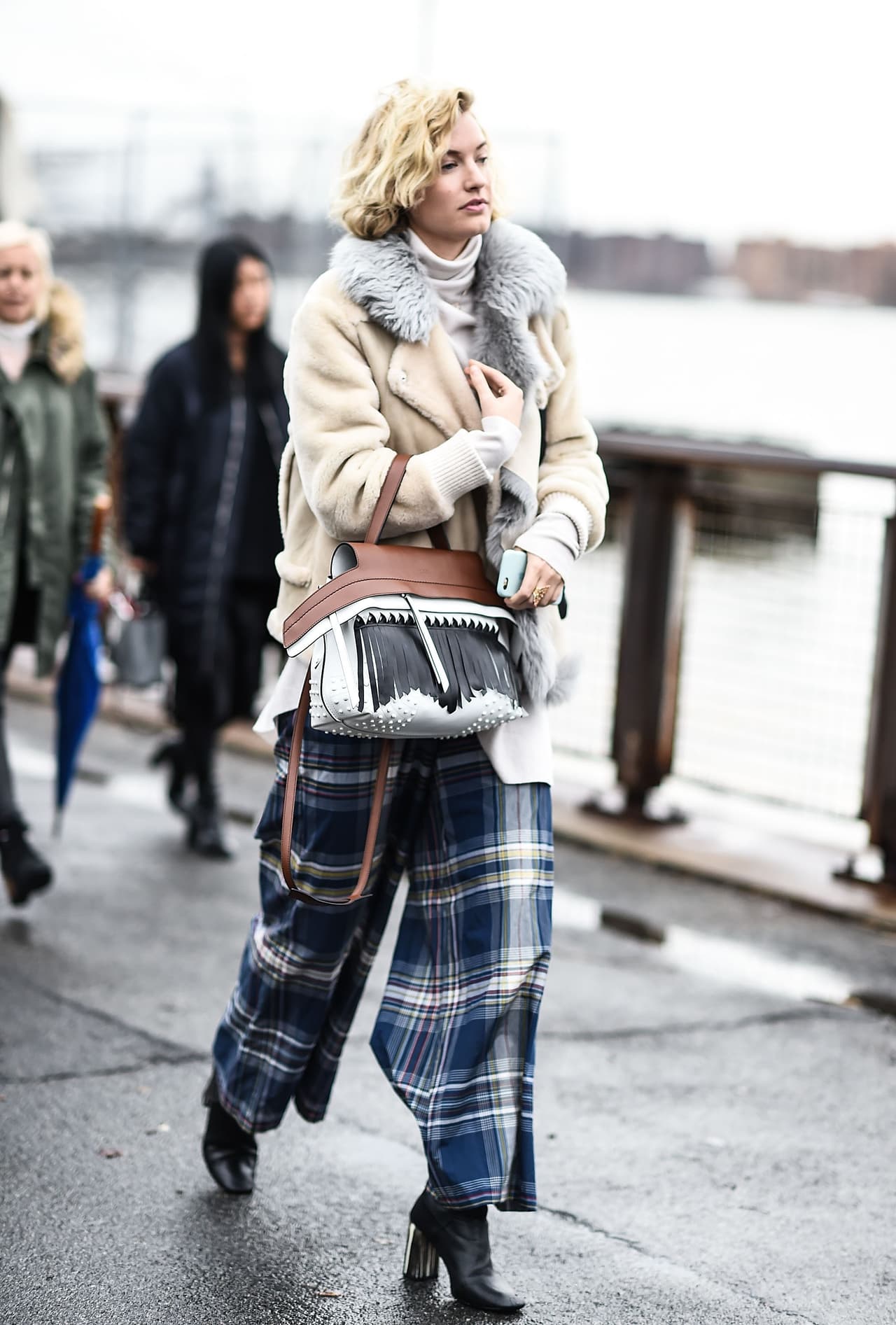 En paño o lana a cuadros, los "palazzos" amenazan con sobrevivir a la moda y mantenerse vigentes por un par de temporadas más.