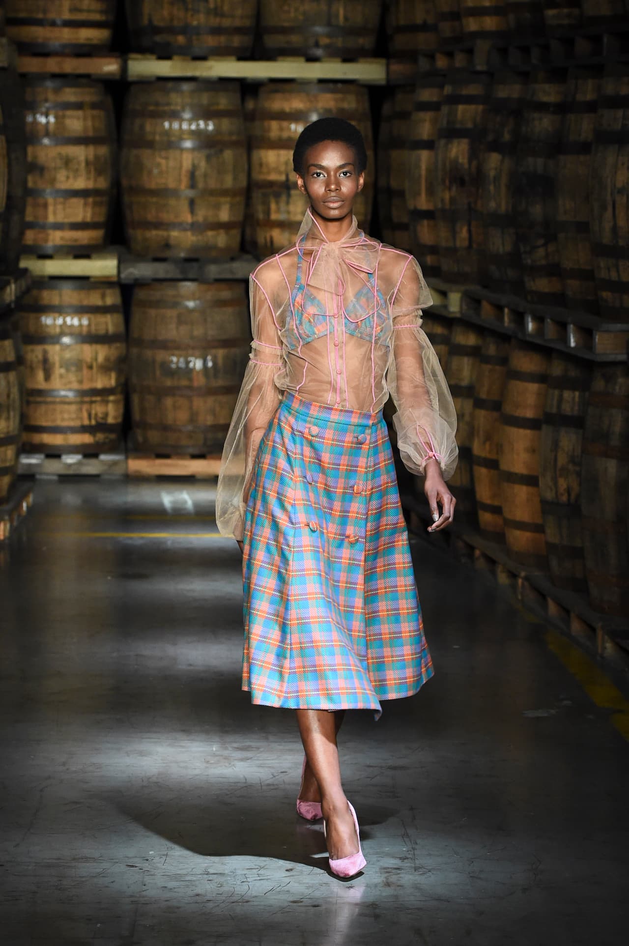 Si de llevar tartán se trata (ese tradicional paño a cuadros), la pasarela inaugural de Colombiamoda dejó ver una devoción por colores pasteles y por jugar con siluetas muy conservadoras, (como esta falda en corte 'A' a la cintura) combinadas con piezas más arriesgadas y sensuales como la blusa de organza.