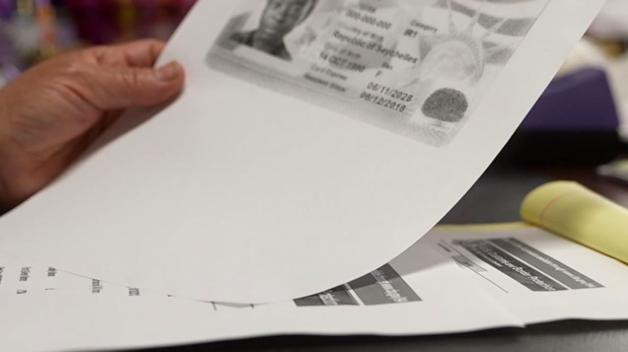Nueva guía de USCIS obligaría a solicitantes de “green card” con visas temporales a salir de EEUU