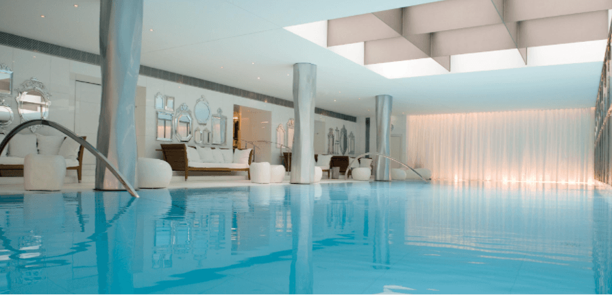 El lujoso hotel de cinco estrellas, Le Royal Monseau, será la casa provisional del astro argentino, pues su salida del Barcelona fue muy repentina. El hotel se encuentra ubicado en 37 Avenue Hoche y fue reformado por el famoso diseñador Philippe Starck. El Parque de los Príncipes se encuentra a tan solo 15 minutos del inmueble.