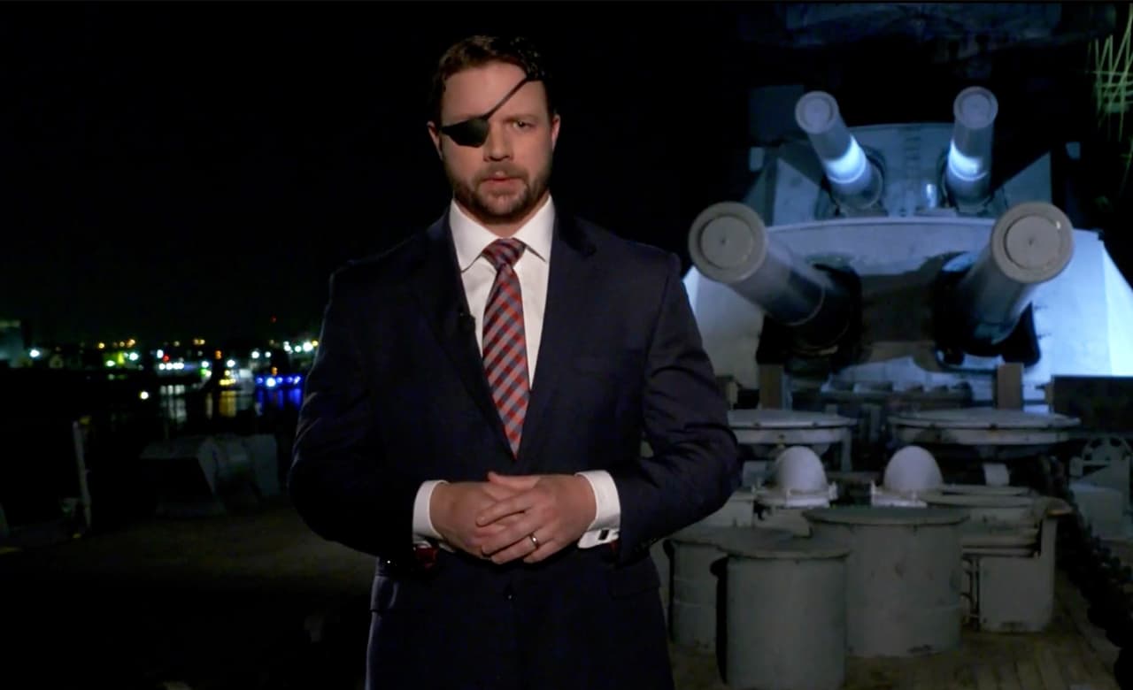 El representante Dan Crenshaw exhortó a los estadounidenses a convertirse en héroes para defender los valores fundamentales de Estados Unidos. "Si vamos a redescubrir nuestra fortaleza, debe hacerlo cada uno de nosotros. Necesitamos convertirnos en héroes", dijo.
<br>