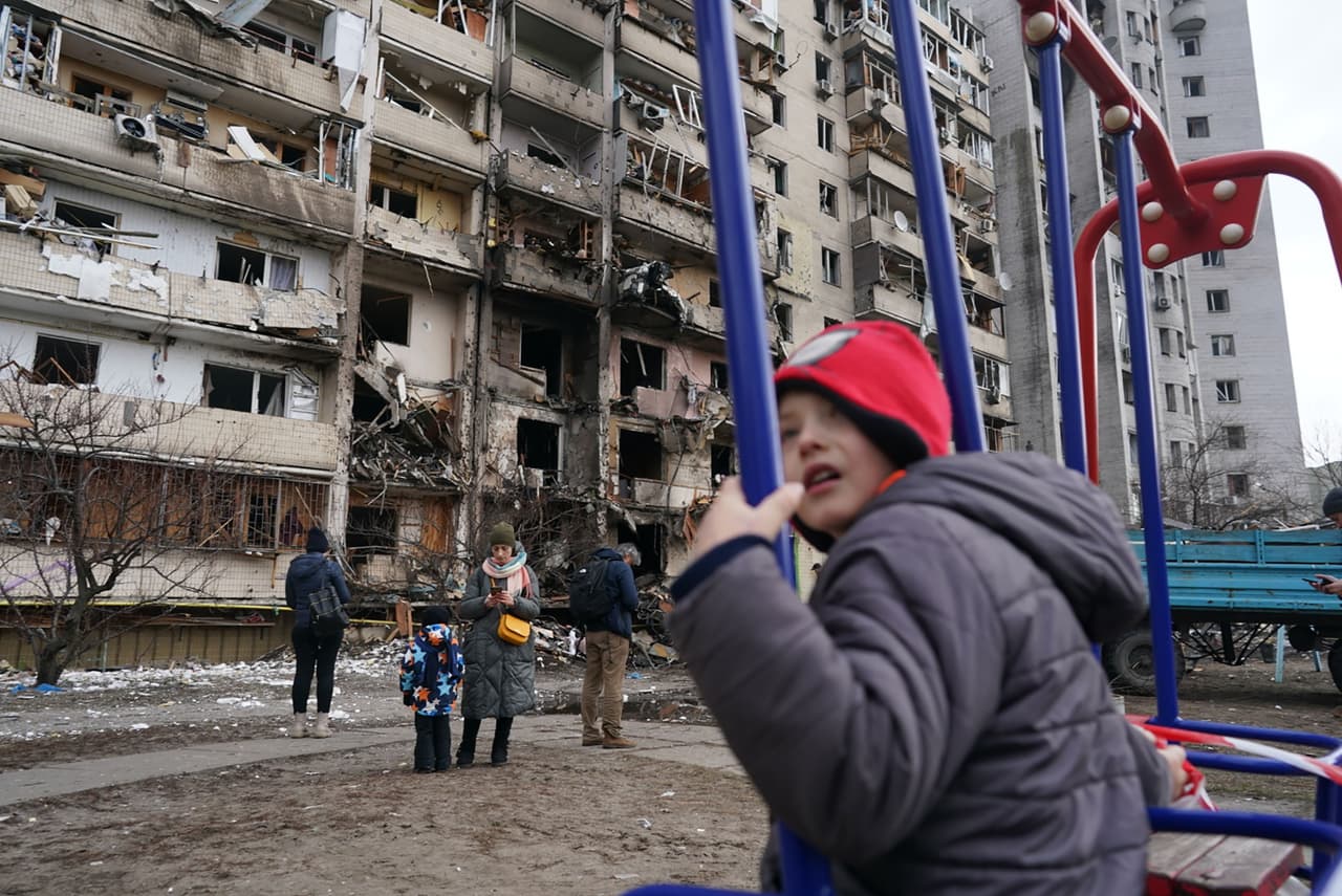 Residentes esperan fuera de un edificio que fue impactado por un ataque ruso en Kiev, el 25 de febrero. Con una abrumadora votación, la Asamblea General de Naciones Unidas condenó la invasión y pidió a Rusia que retirara sus tropas de Ucrania
<br>